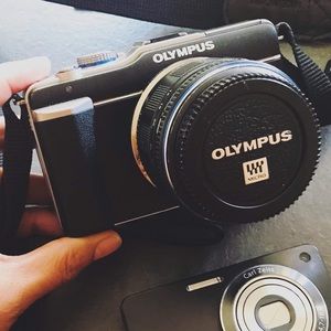 OLYMPUS E-PL1 12.3 MP Digital Camera